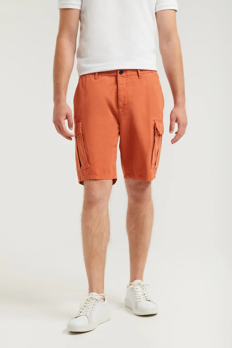 Bermuda cargo color tierra con logo bordado - Imagen 5